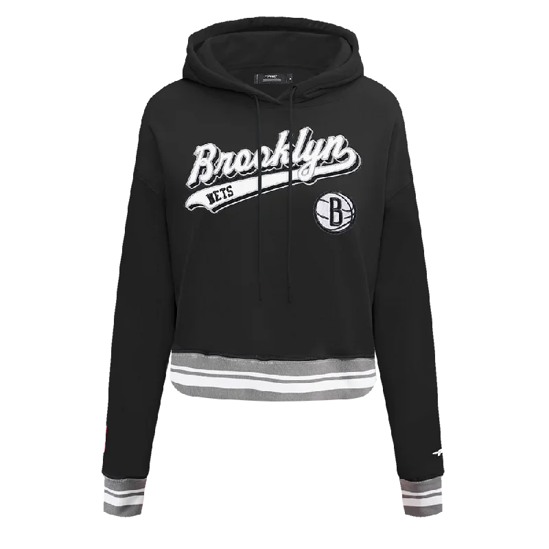 NBA BROOKLYN NETS SCRIPT TAIL WOMEN'S RIB FLC CROPPED PO HOODIE (BLACK/GRAY)